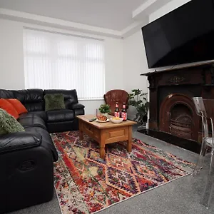 Guest house Royal Oak House By Ty Sa - 5 Bedroom House